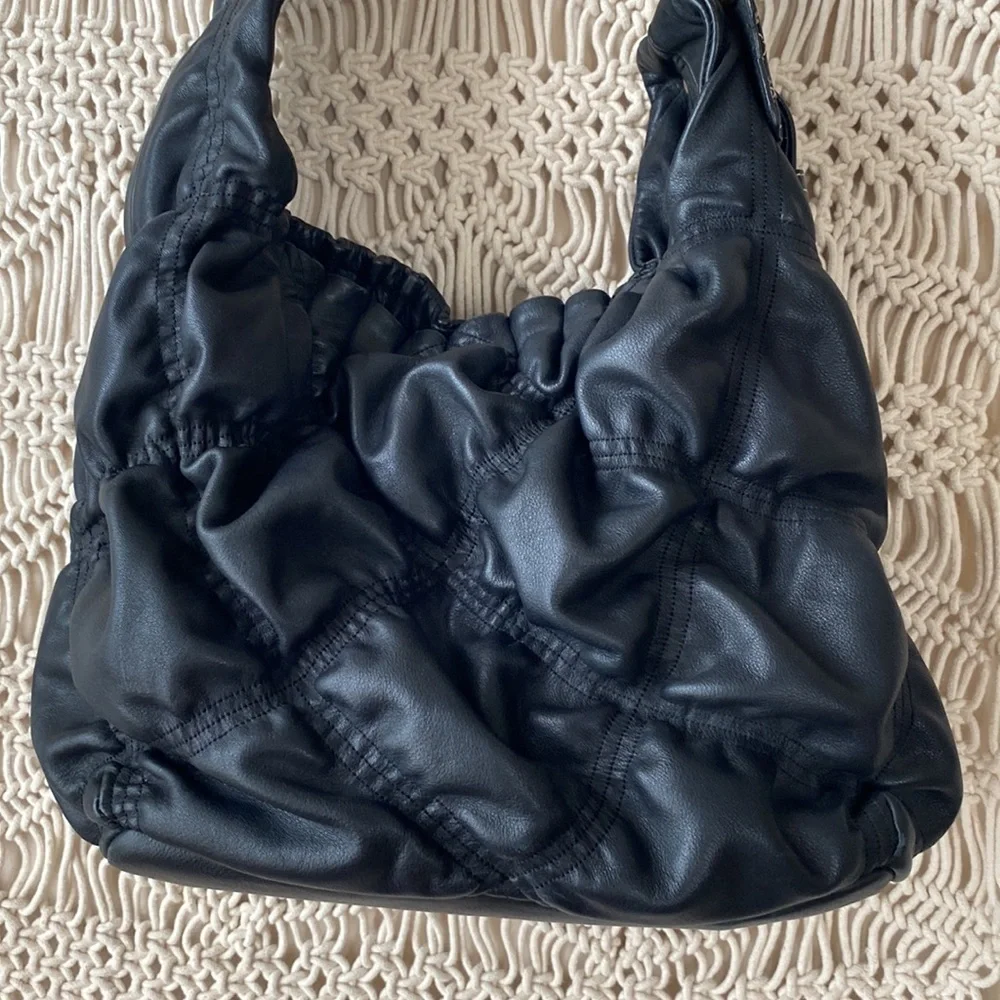Juicy Couture quilted black shoulder hand bag with wide strap & inner po…